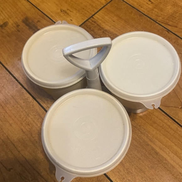 Tupperware condiment set - Picture 2 of 2